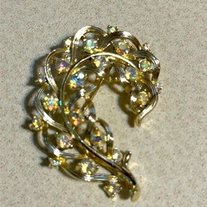 Vintage Lisner gold tone rhinestone leaf shaped broach (554)